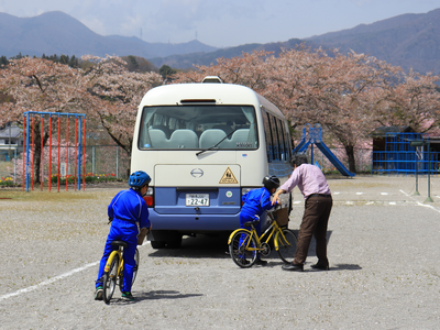 止まっている車に気をつけないと